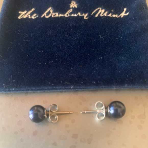 The Danbury Mint, NEW NEVER WORN, Cultured BLACK Pearl stud earrings. - Picture 4 of 6